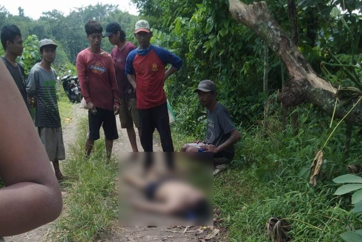 Jenazah korban di tepi Sungai Brantas.(Foto: Humas Polres Tulungagung)