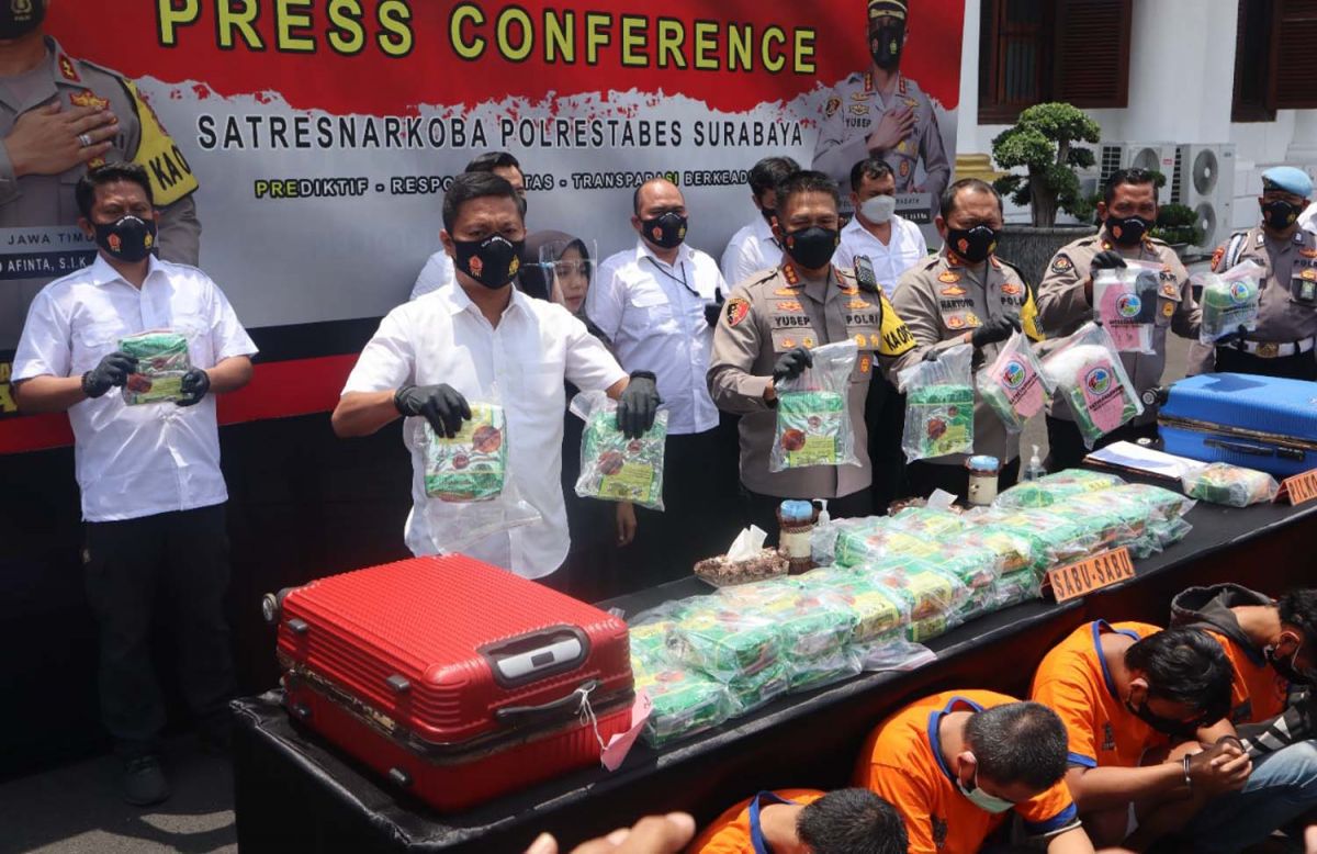 Lima kurir narkoba sindikat Timur Tengah-Surabaya dan barang bukti sabu diamankan Satresnarkoba Polrestabes Surabaya (Foto-foto: Humas Polrestabes Surabaya/jatimnow.com)