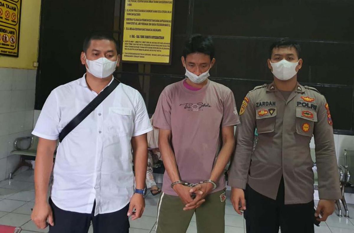 Kurir sabu suruhan bandar penghuni lapas (tengah) - (Foto-foto: Satresnarkoba Polrestabes Surabaya)