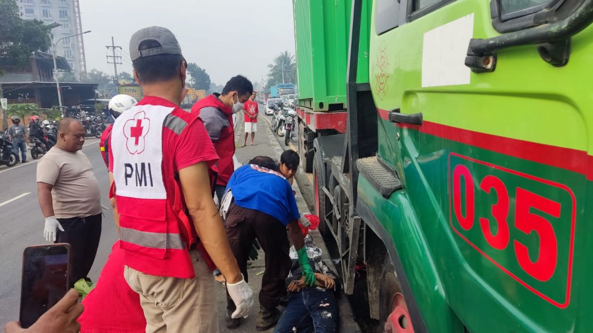 Evakuasi korban dari kolong truk. (Foto: WhatsApp grup)