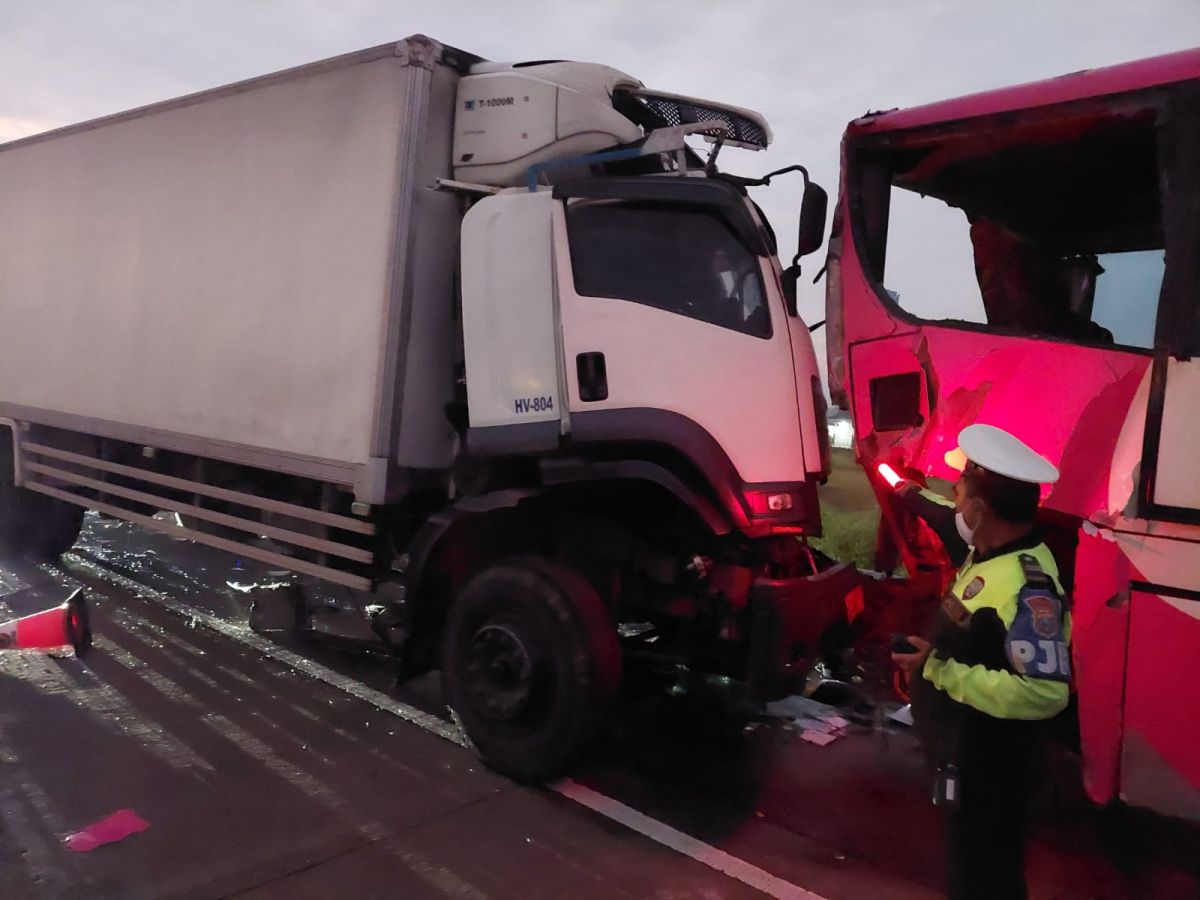 Truk boks yang terlibat kecelakaan di Tol Gempol.(Foto: PJR Polda Jatim)