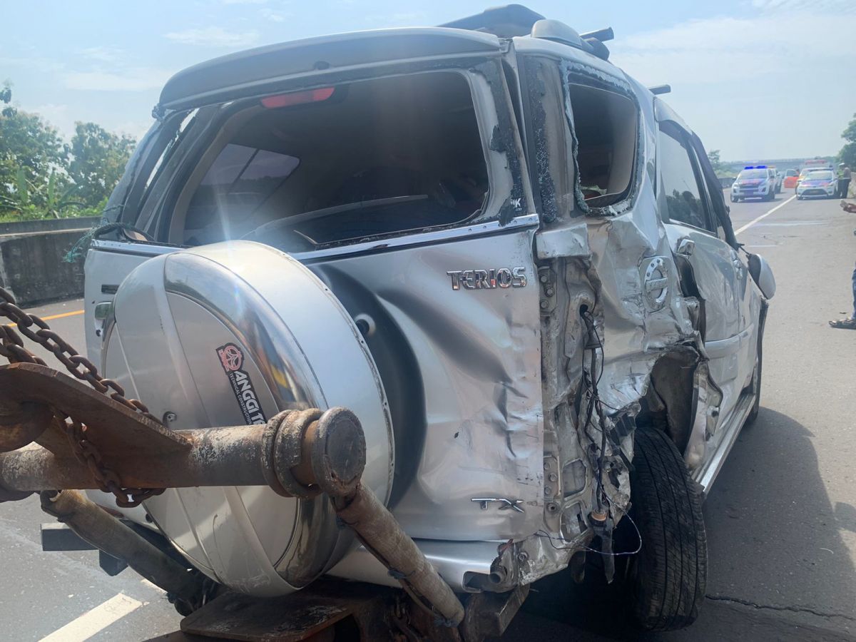 Kendaraan yang terlibat kecelakaan di Jalan Tol Solo-Kertosono.(Foto: Satlantas Polres Madiun/jatimnow.com)