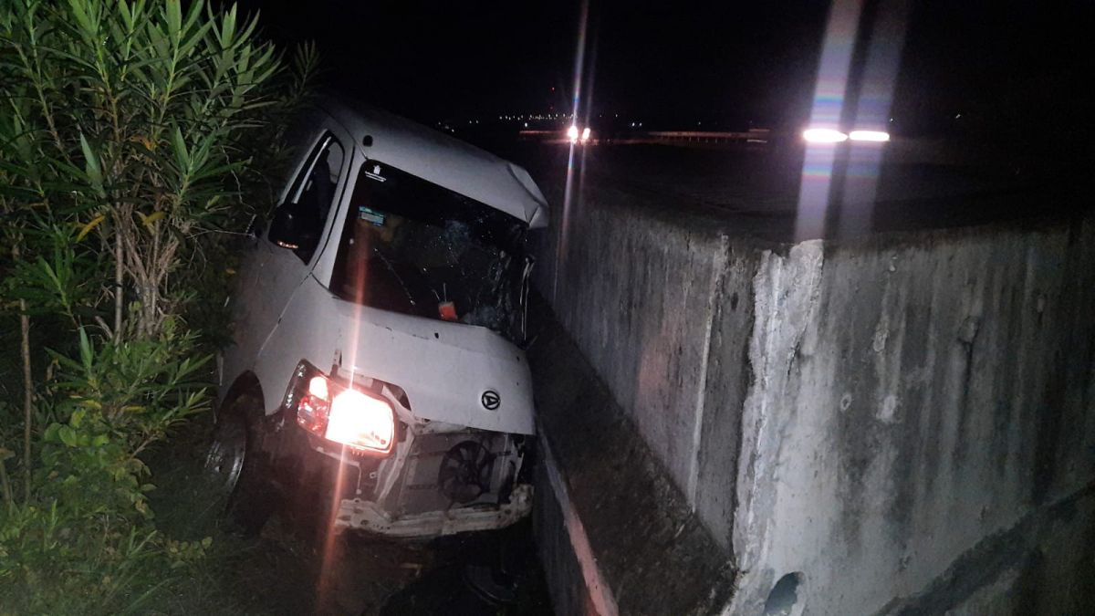 Mobil Grandmax Stesen nopol B 9416 PCM kondisinya ringsek usai menabrak pembatas jalan tol.(Foto: Kepala Departemen Layanan Operasi Jalan Tol Astra Infra Solution Zanuar Firmanto)