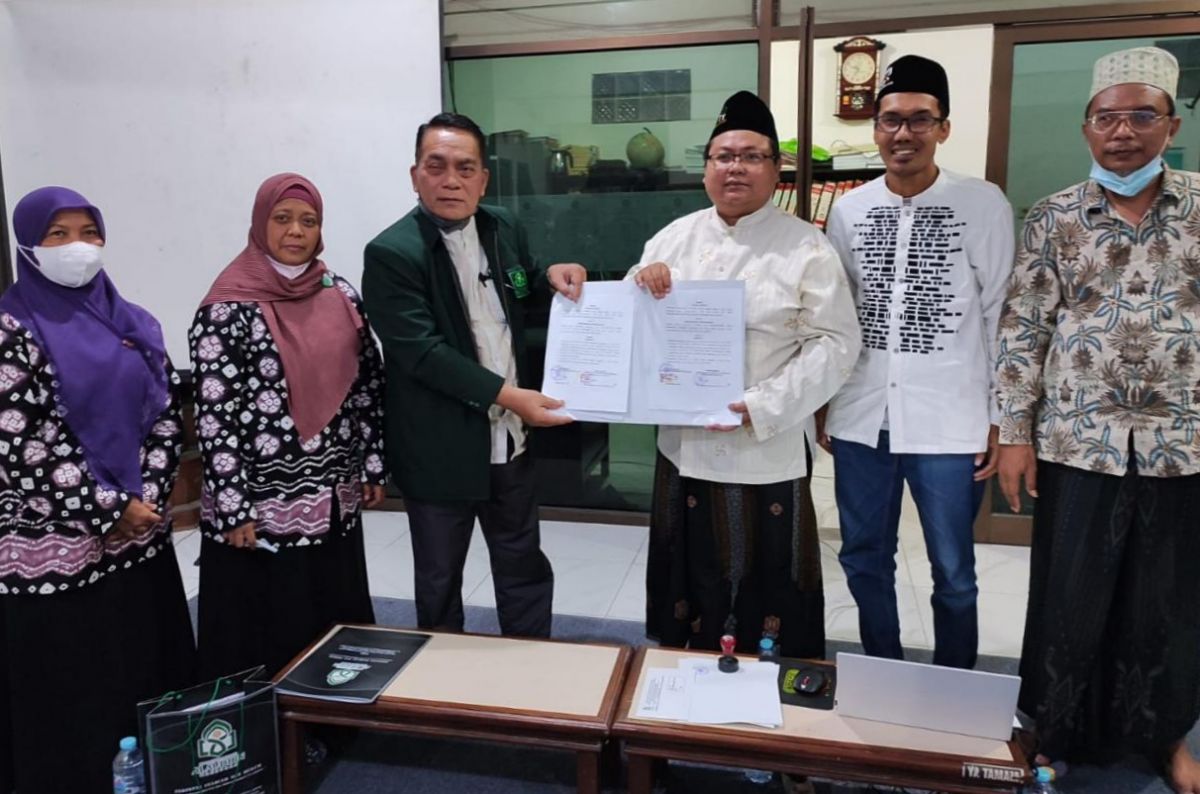Kaprodi Ilmu Falak, Wakil Dekan III UIN Alauddin Makassar teken MoU bersama Ketua, Sekretaris, dan Dewan Pakar LF PCNU Gresik (Foto: Humas LF PCNU Gresik)