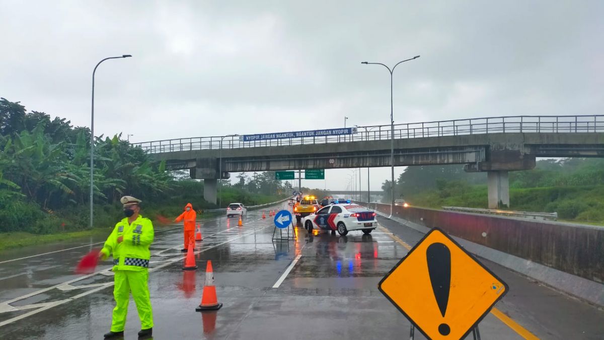 Jalur di Tol Pandaan-Malang saat ditutup akibat longsor (Foto: Sat PJR Polda Jatim for jatimnow.com)