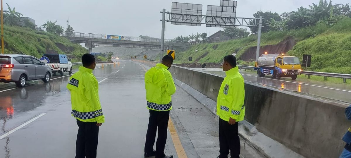 Foto: Longsor di Tol Pandaan-Malang