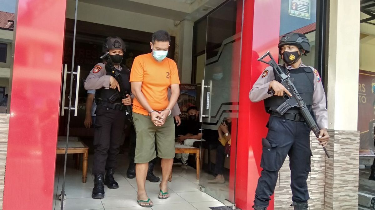 Pelaku mafia tanah saat dikeler petugas Satreskrim Polres Mojokerto. (Foto: Achmad Supriyadi/jatimnow.com)