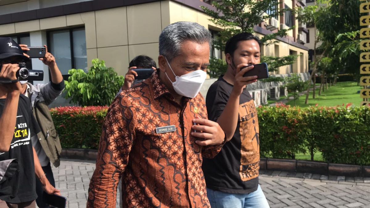Mantan Sekdakab Sidoarjo Achmad Zaini di sela-sela pemeriksaan KPK di Mapolresta Sidoarjo. (Foto: Zainal Fajar/jatimnow.com)