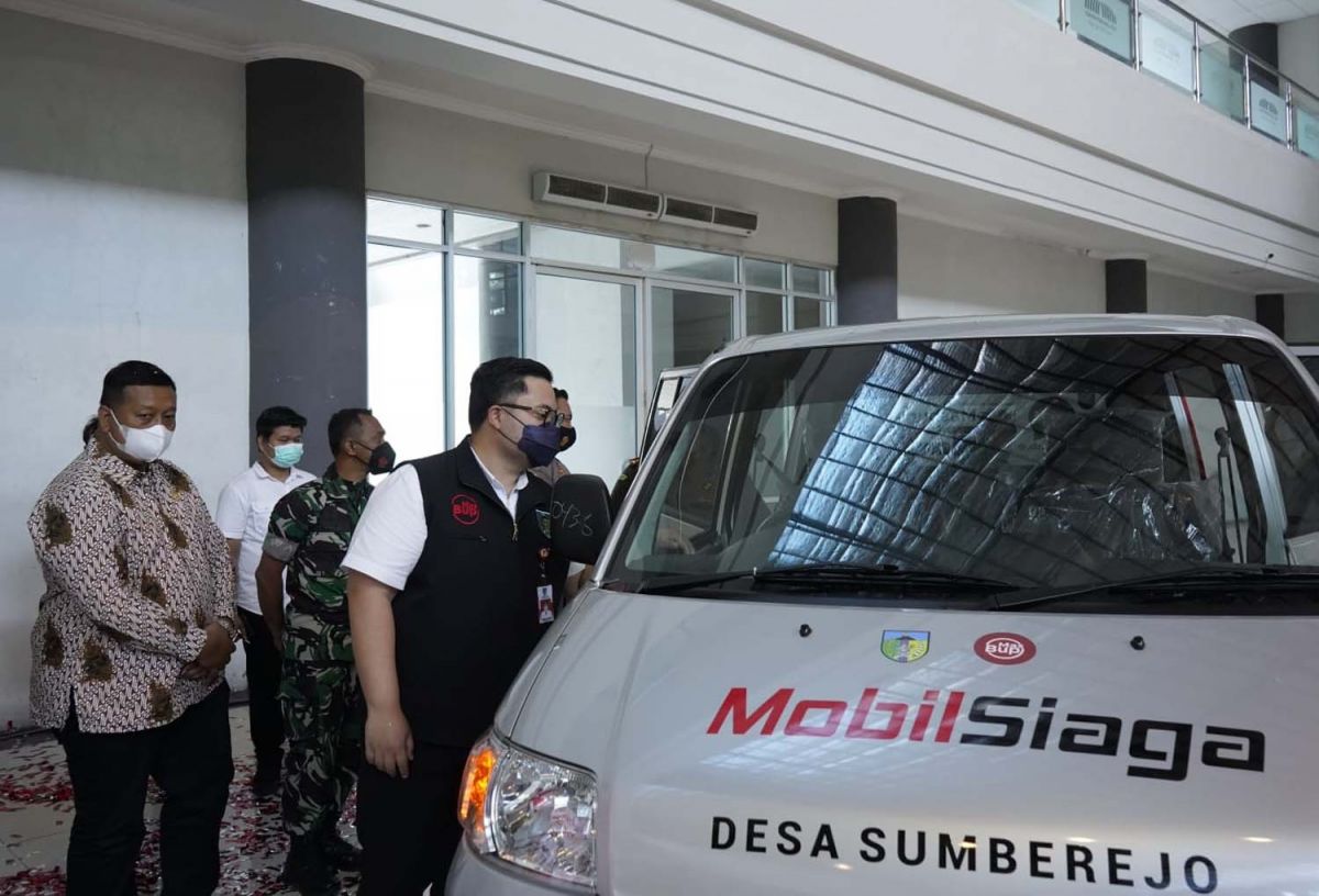 Bupati Kediri Hanindhito Himawan Pramono (Mas Dhito) mengecek kondisi dan kelayakan mobil siaga desa (Foto: Humas Pemkab Kediri)