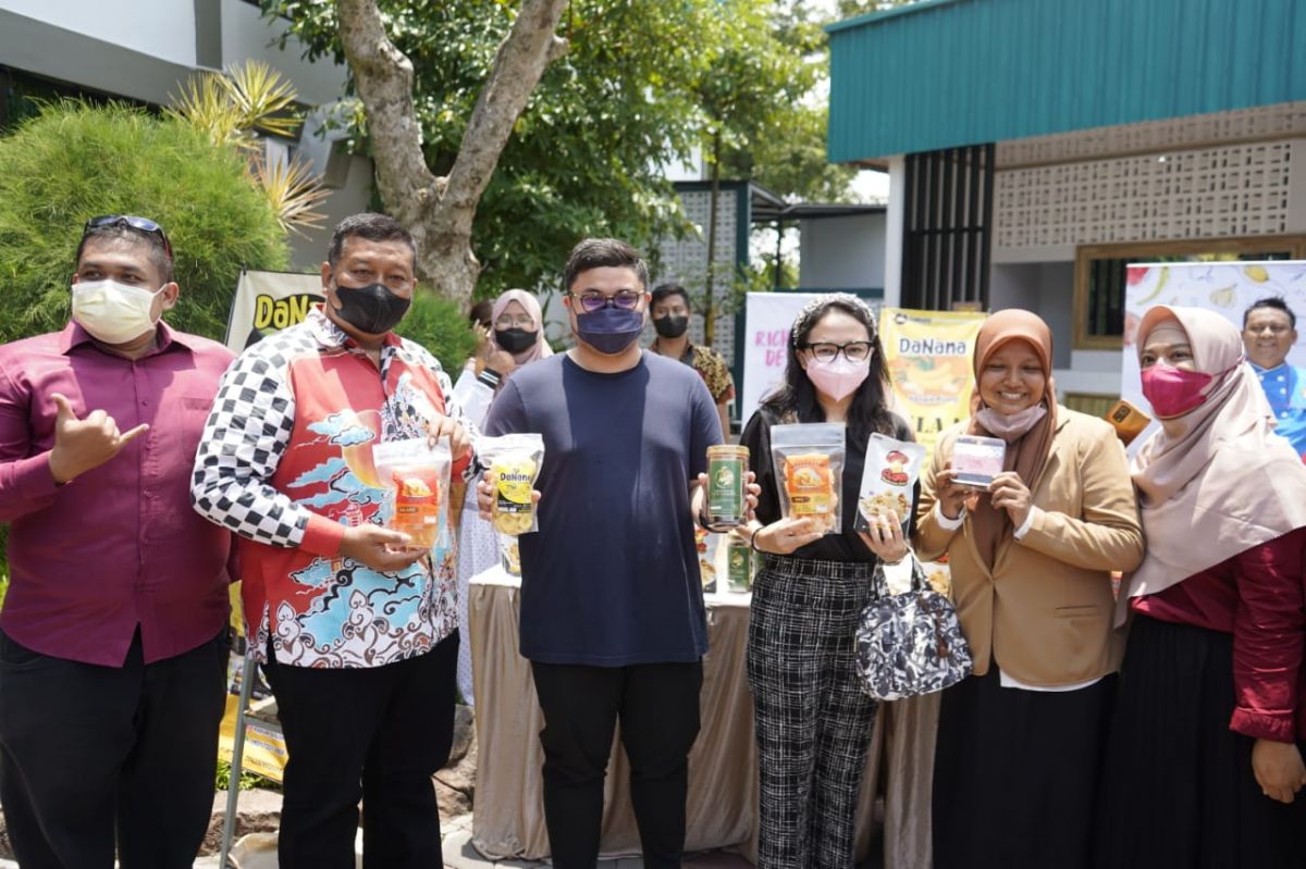 Mas Dhito bersama Mbak Chica saat melihat stand pameran umkm.( Foto: Dok. Humas Pemkab Kediri)