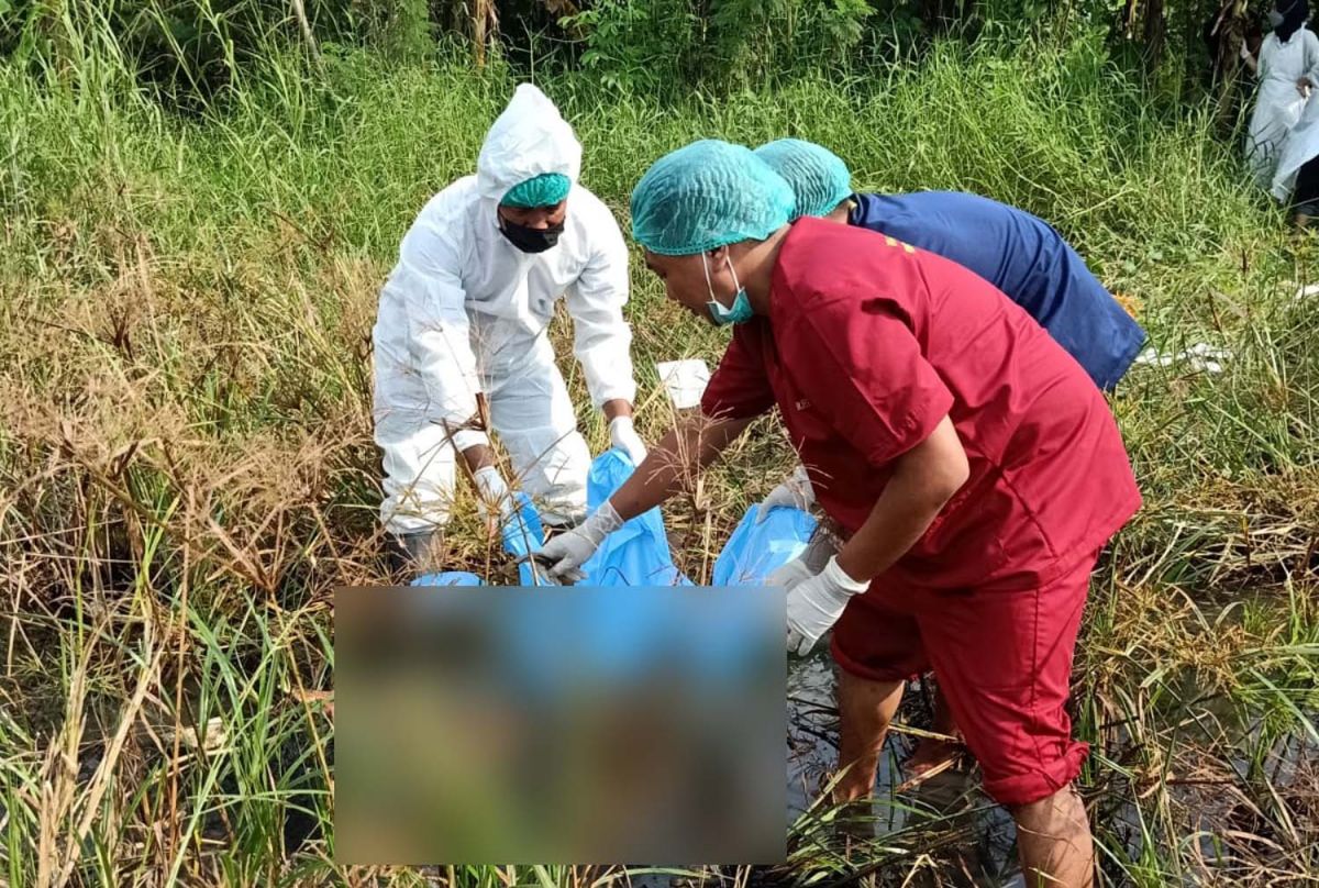 Proses evakuasi mayat dengan kepala terpisah di Sidoarjo (Foto: Polresta Sidoarjo)