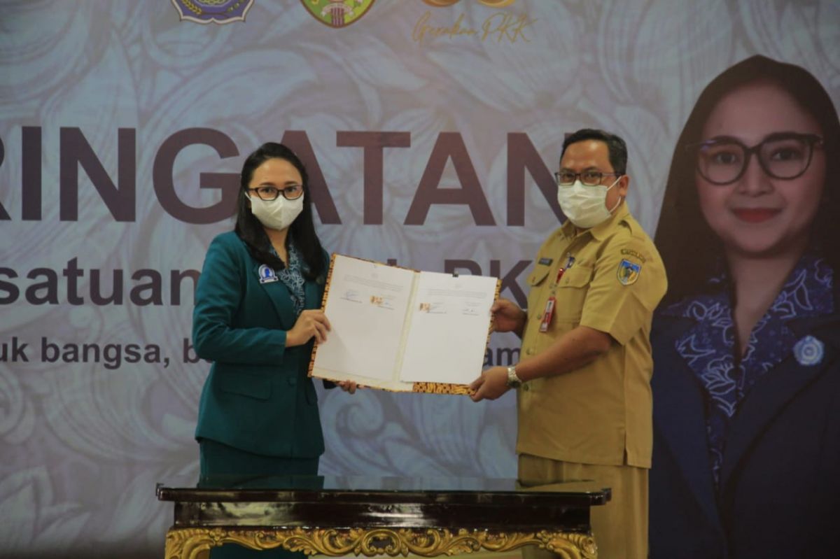 Ketua Tim Penggerak PKK Kabupaten Kediri Eriani Annisa Hanindhito usai menandatangi kerja sama dengan Dinas Dukcapil.(Foto: Dok. Humas Pemkab Kediri)