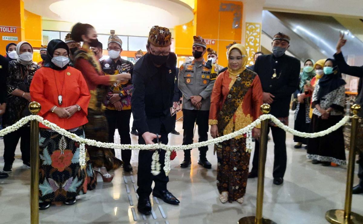 MenPAN-RB Tjahjo Kumolo bersama Wali Kota Mojokerto Ika Puspitasari (Ning Ita) serta Deputi Bidang Pelayanan Publik KemenPAN RB Diah Natalisa saat peresmian MPP Gajah Mada (Foto: Achmad Supriyadi/jatimnow.com)