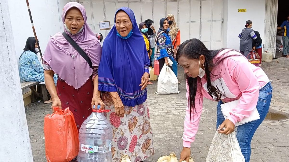 Salah satu toko sembako di Ponorogo yang stok minyak goreng curah habis.(Foto: Mita Kusuma/jatimnow.com)