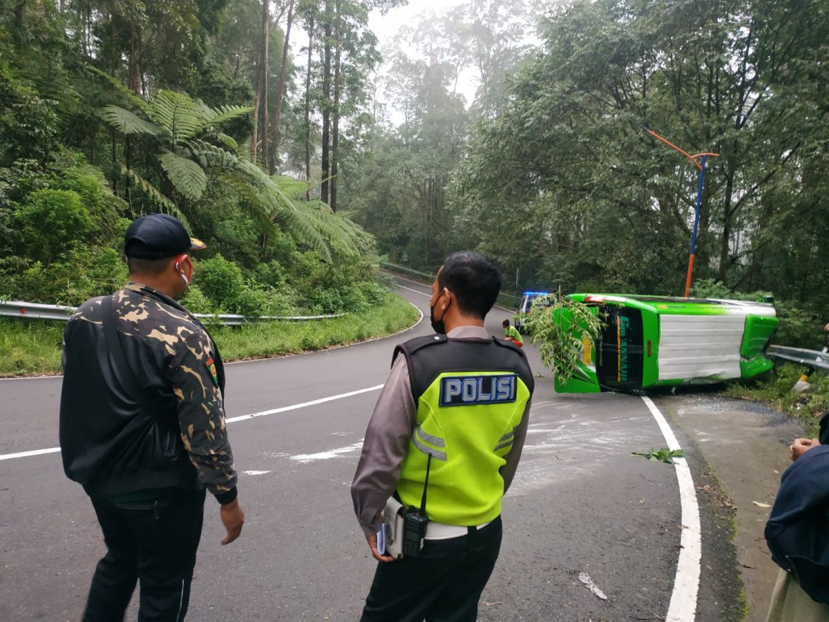 Mininus terguling di jalan tembus Sarangan Magetan.(Foto: Polsek Plaosan for jatimnow.com)