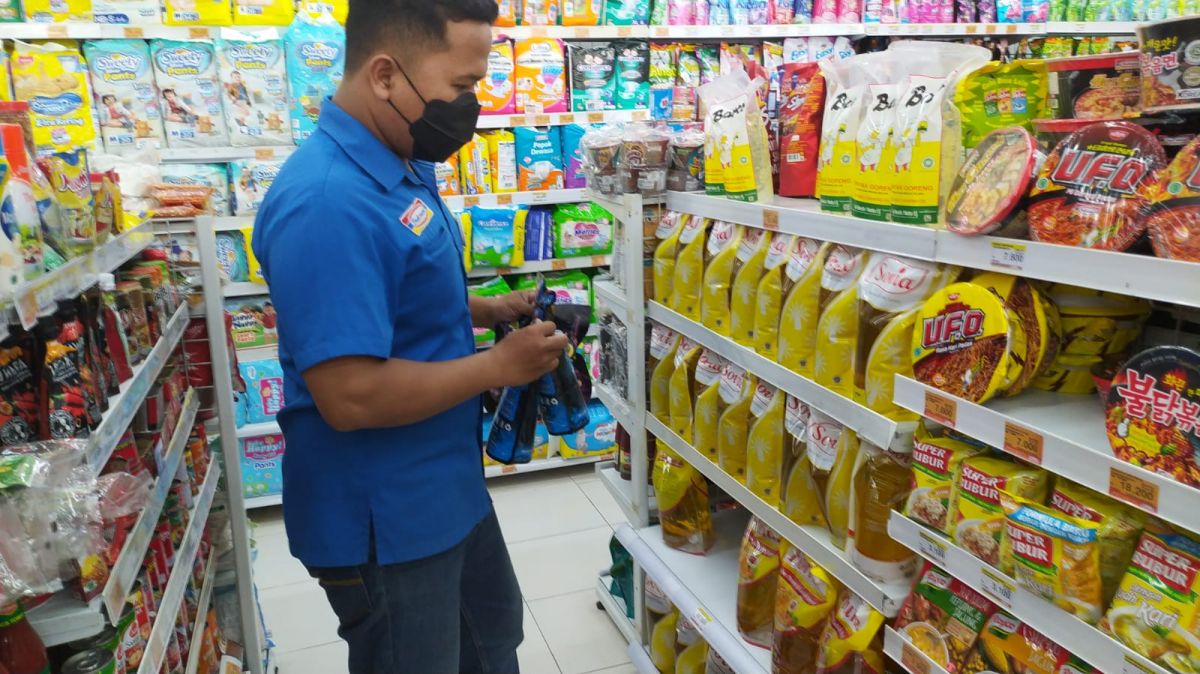 Stok minyak goreng di salah satu tokoh ritel modern di Lamongan. (Foto: Adyad Ammy I./jatimnow)