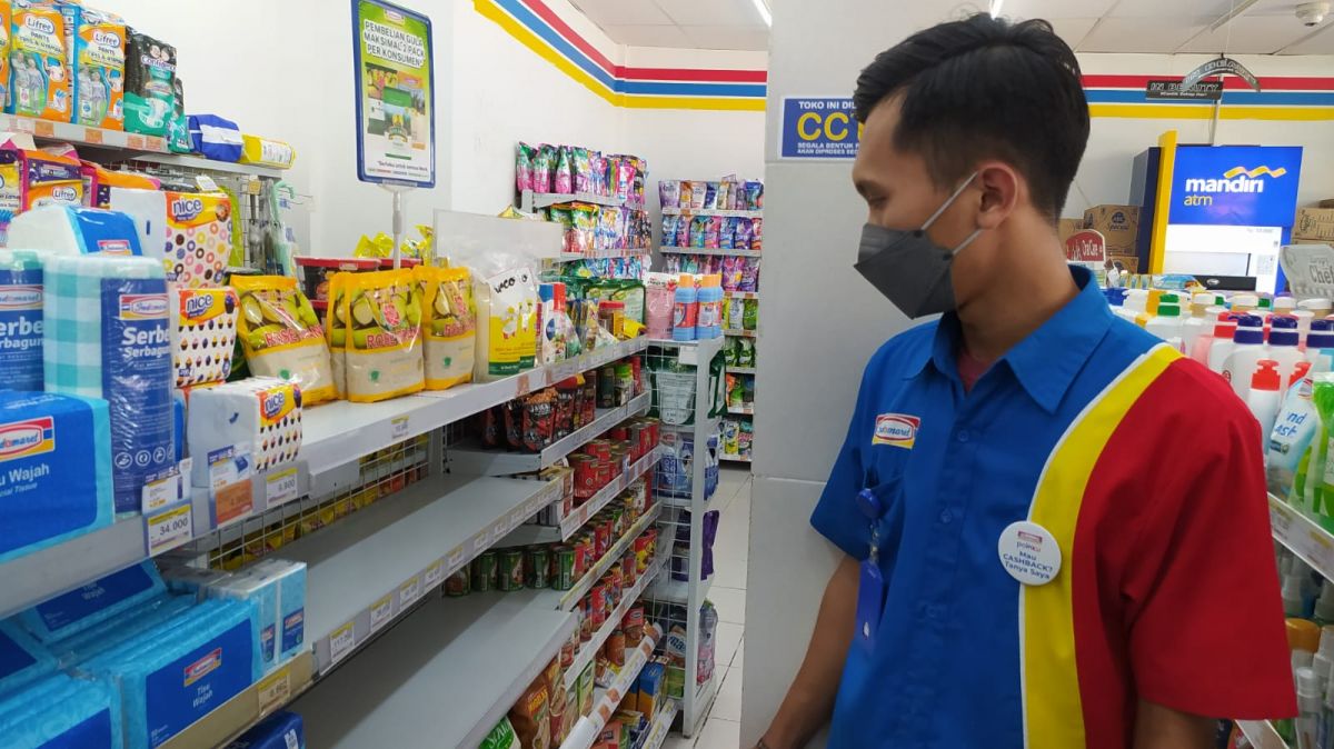 Stok minyak goreng menipis bahkan habis di salah satu toko ritel modern di Lamongan.(Foto : Adyad Ammy I./jatimnow.com)