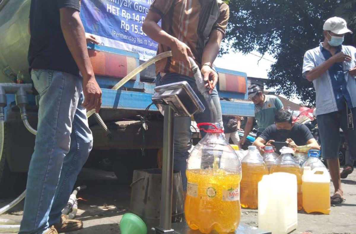 Distribusi minyak goreng curah di sejumlah pasar tradisional di Kota Malang (Foto: Galih Rakasiwi/jatimnow.com)