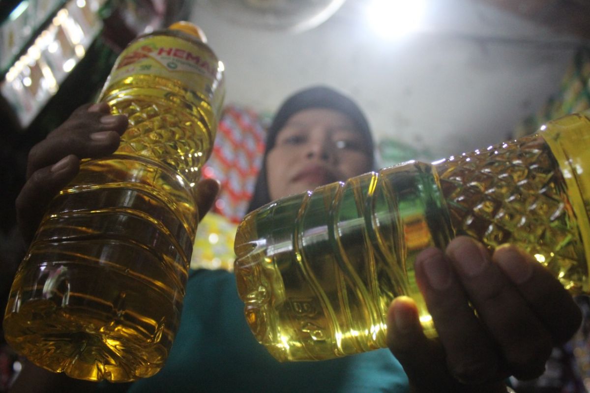 Stok minyak goreng yang ada di pedagang pasar tradisional Jombang menipis. (Foto: Elok Aprianto/jatimnow.com).