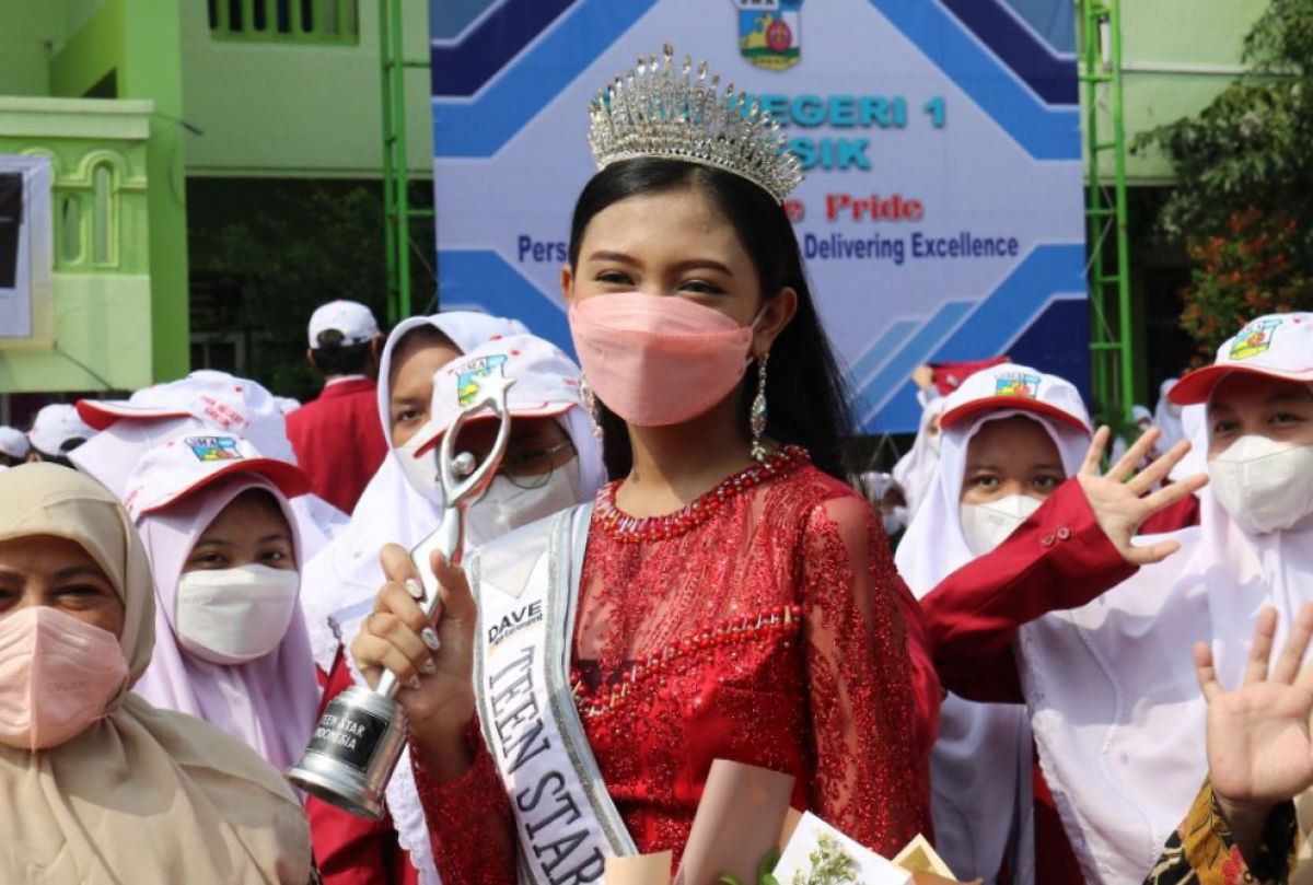 Soffia Diffa Novianti berfoto bersama para guru dan teman-temannya (Foto: Humas SMA Negeri 1 Gresik)