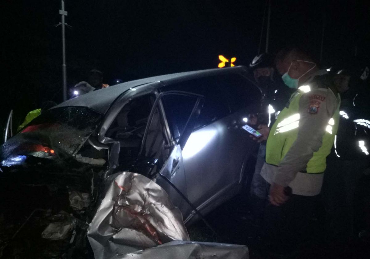 Mobil Avanza ringsek tersambar kereta api di Pasuruan (Foto: Moch. Rois/jatimnow.com)