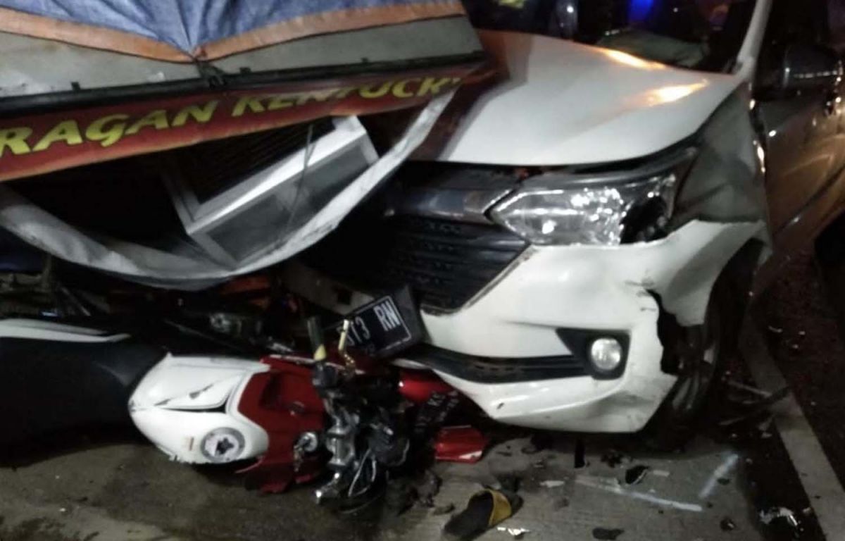 Mobil hantam motor di Kota Batu (Foto: Nanang for jatimnow.com)