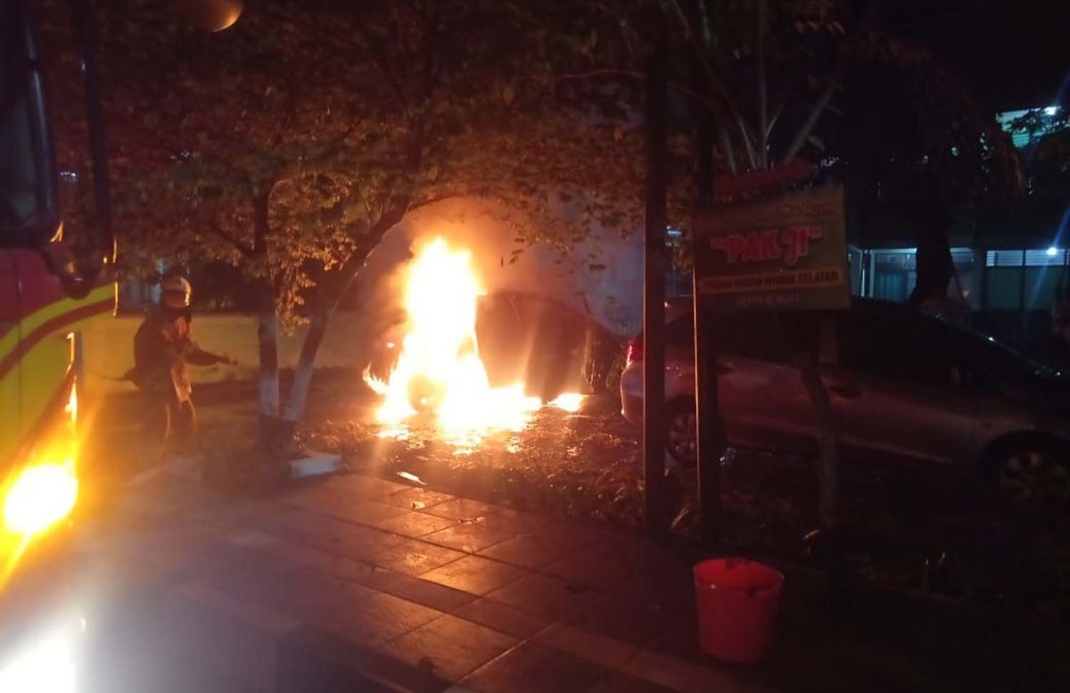 Mobil Mercy yang Dikemudikan Seorang Cewek Terbakar di Surabaya