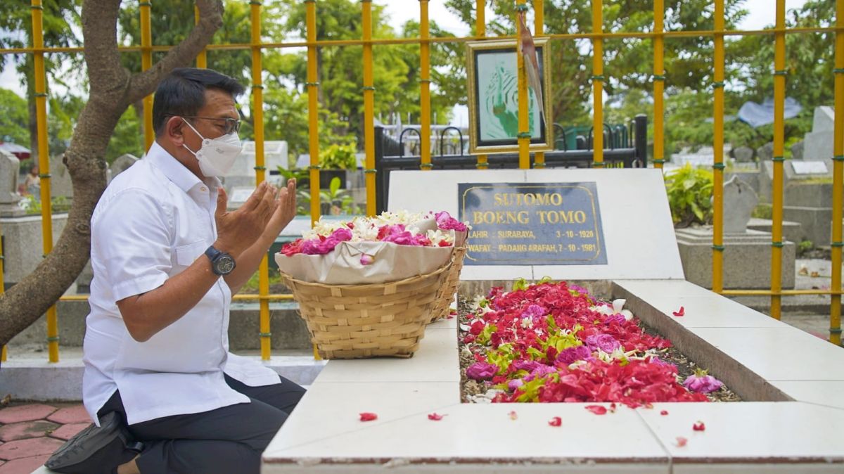 Moeldoko Ziarah ke Makam Bung Tomo