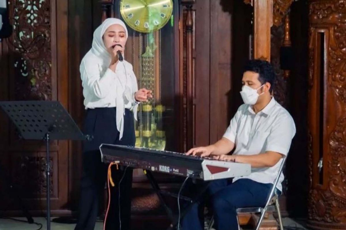 Momen Wagub Emil Dardak Duet Bareng Bu Kades Cantik Lamongan