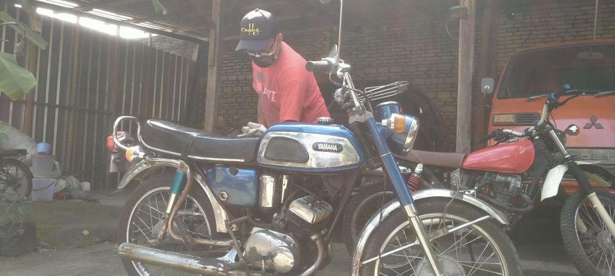 Warga Bareng Jombang Restorasi Motor Jadul Dua Silinder