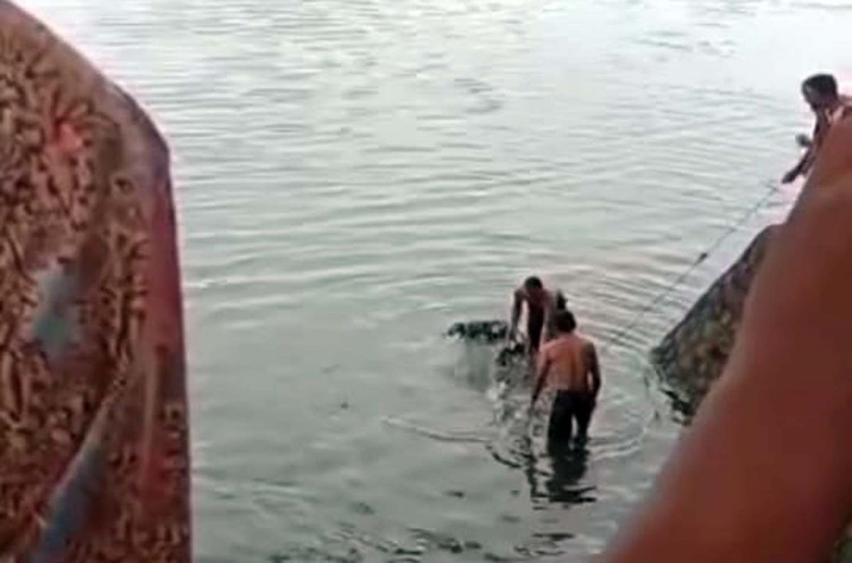 Tangkapan layar video viral warga mengevakuasi motor yang tercebur di Telaga Ngebel, Ponorogo (Foto: Instagram @ponorogo.update_2)