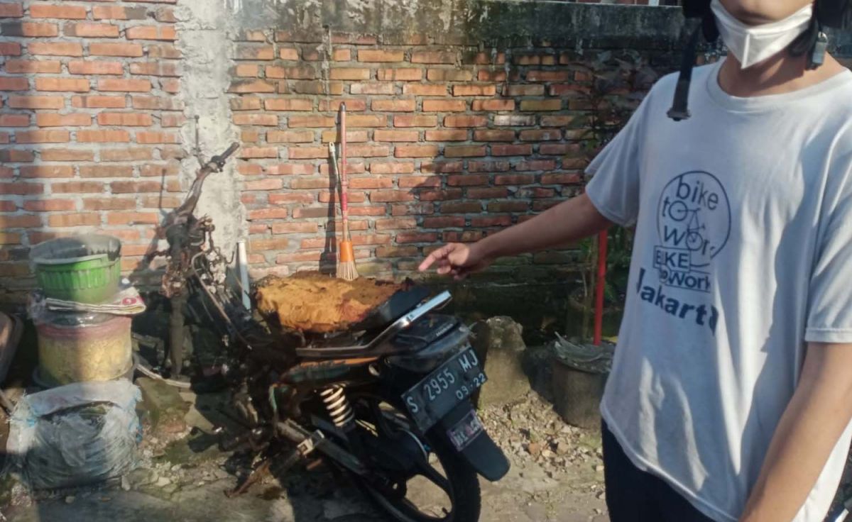 Motor yang tersambar api saat kebakaran rumah di Lamongan (Foto: Adyad Ammy/jatimnow.com)