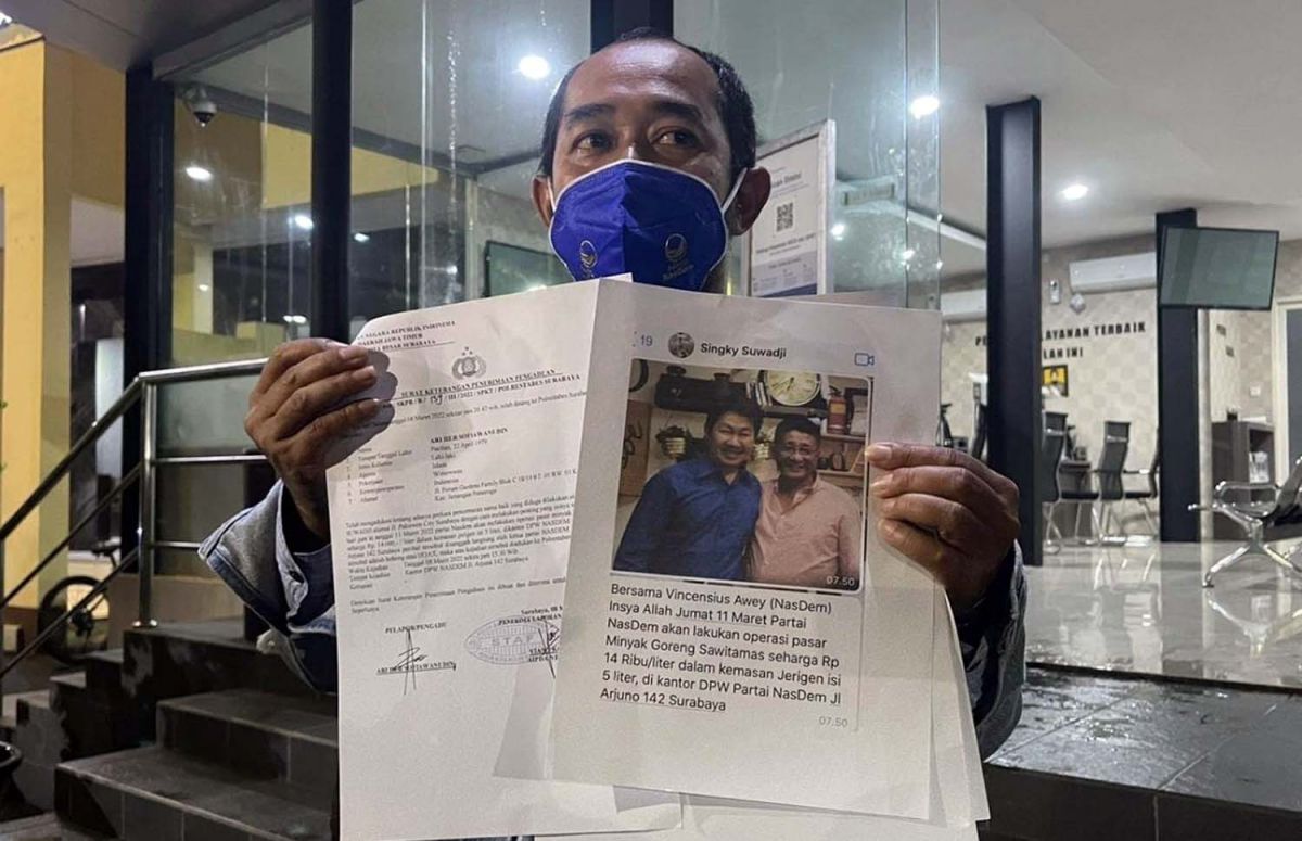 Kuasa Hukum Nasdem Jatim, Ari Her Sofiawanudin menunjukkan bukti tangkapan layar berita hoaks yang diduga disebar Singky Soewadji (Foto: Farizal Tito/jatimnow.com)