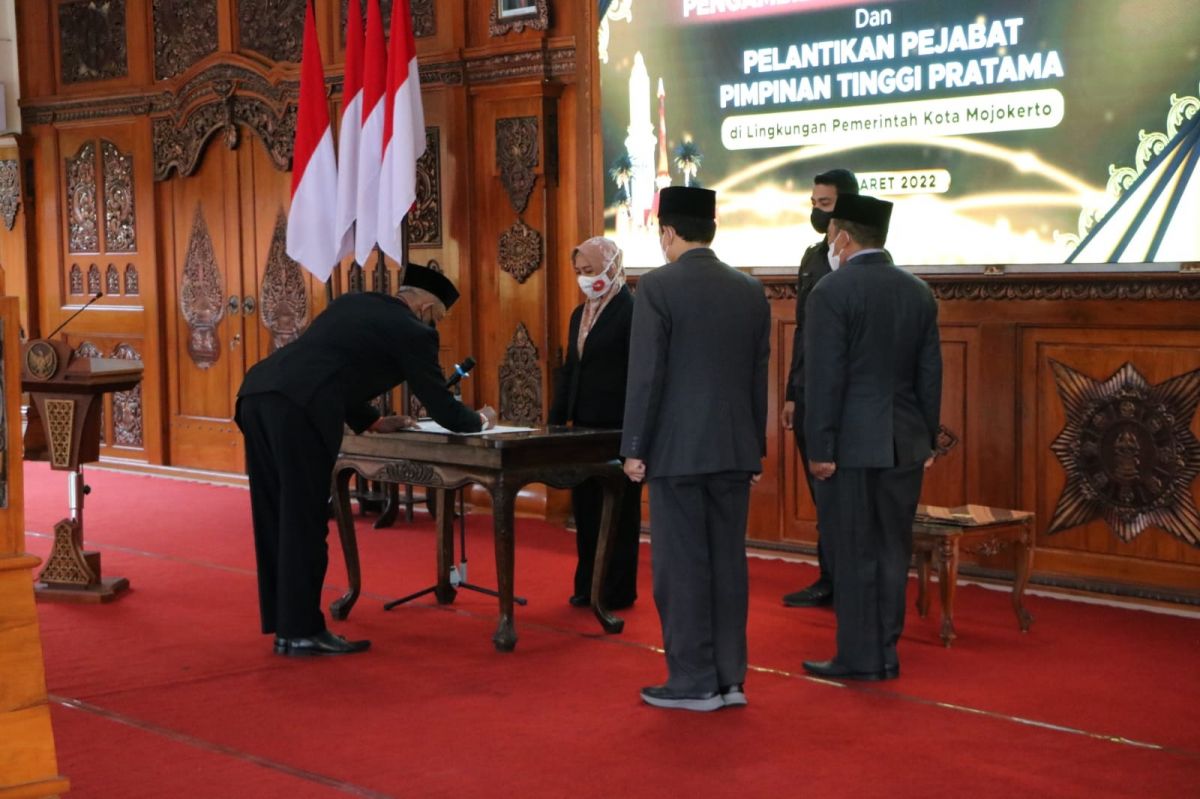 Wali Kota Mojokerto Ika Puspitasari atau Ning Ita saat melantik tiga kepala dinas (Foto: Diskominfo Kota Mojokerto for jatimnow.com)