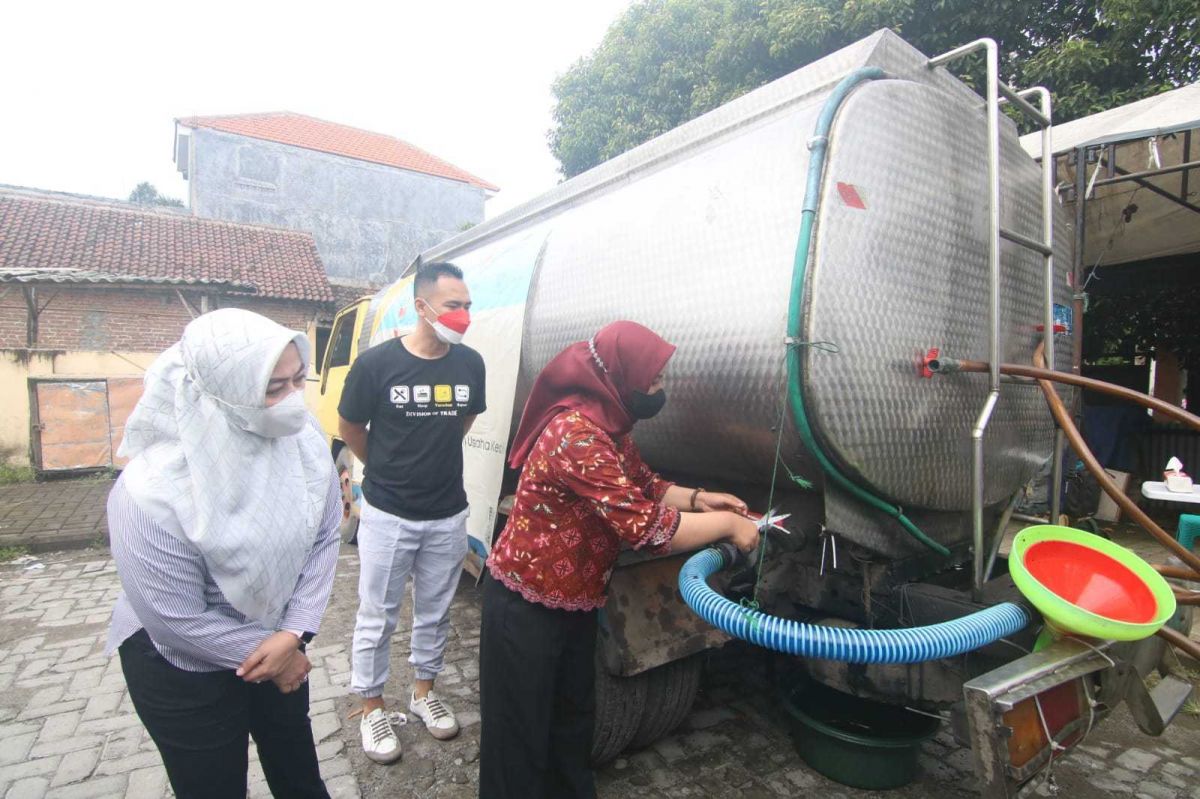 Wali Kota Mojokerto Ika Puspitasari didampingi Kadis DiskopUKMperindag Ani Wijaya saat pendistribusian minyak goreng curah.(Foto: Diskominfo Kota Mojokerto for jatimnow.com)