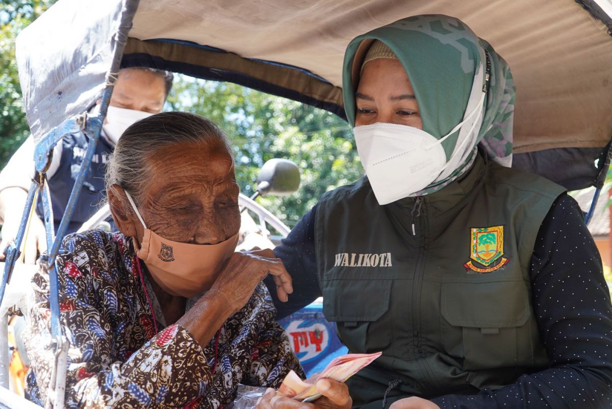Wali Kota Mojokerto Ika Puspitasari saat meninjau penyaluran bantuan program sembako. (Foto: Diskominfo Kota Mojokerto for jatimnow.com)