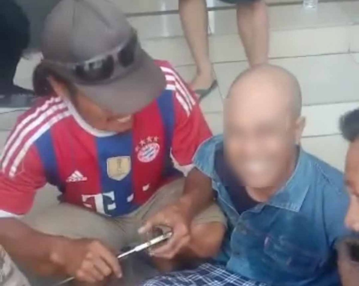 Viral, Pria Ini Pamer Anunya Depan Kasir Minimarket di Sidoarjo