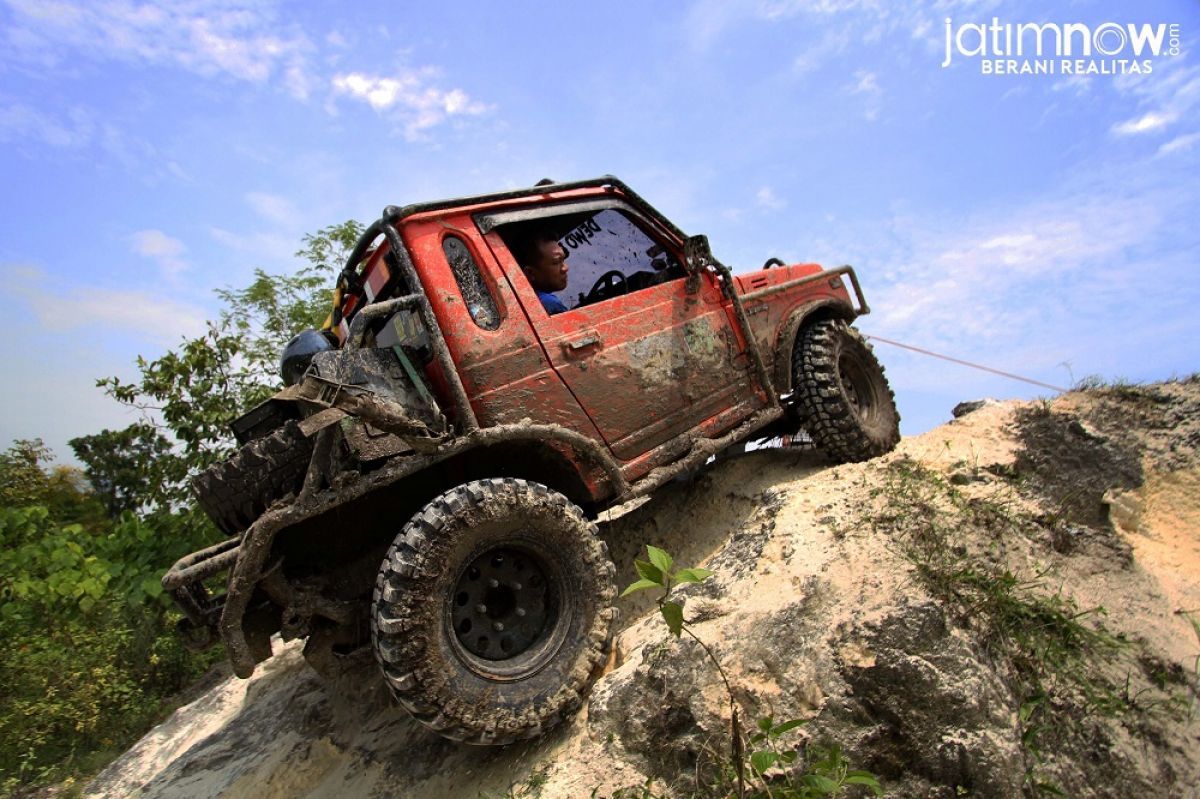 Salah satu peserta Hollywood Explore berhasil finis di pos terakhir perbukitan Helipad Gresik. (Foto-foto: Sahlul Fahmi/jatimnow.com)