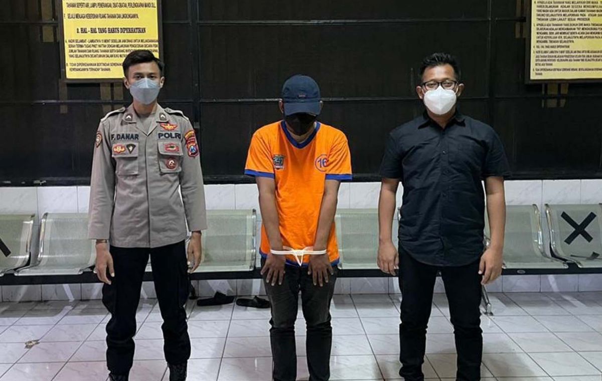 Oknum Satpol PP (tengah) pemerkosa pemandu karaoke di Surabaya (Foto: Satreskrim Polrestabes Surabaya)