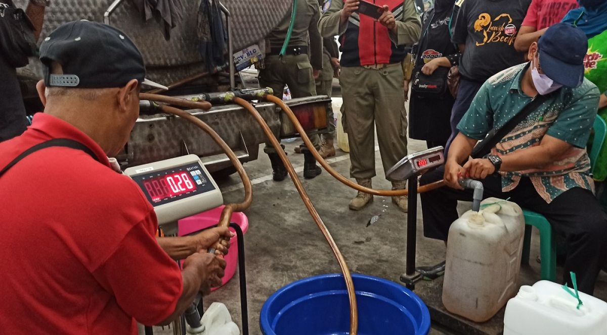 Operasi pasar minyak goreng curah di Ponorogo (Foto: Mita Kusuma/jatimnow.com)