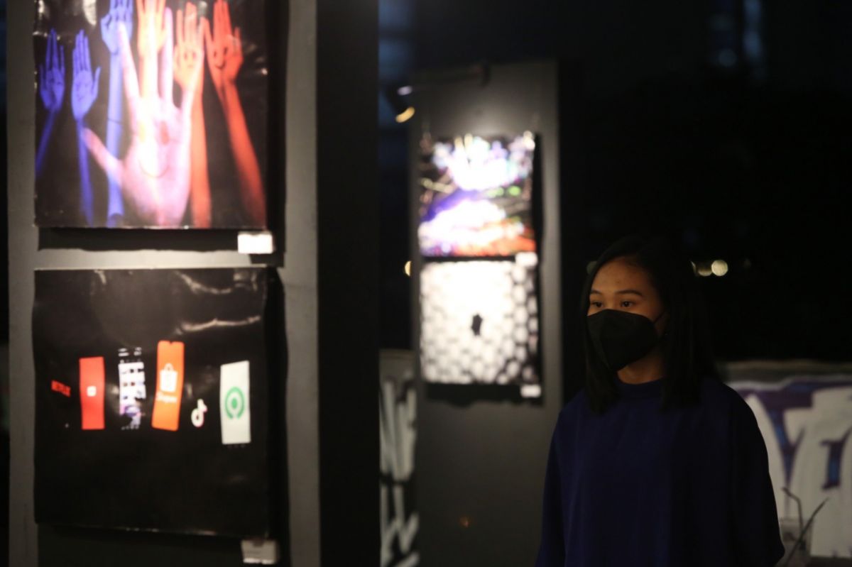 Foto-foto: Pengunjung saat menikmati pameran foto CIPHOC di Surabaya.(Dok Ni'am Kurniawan/jatimnow.com)