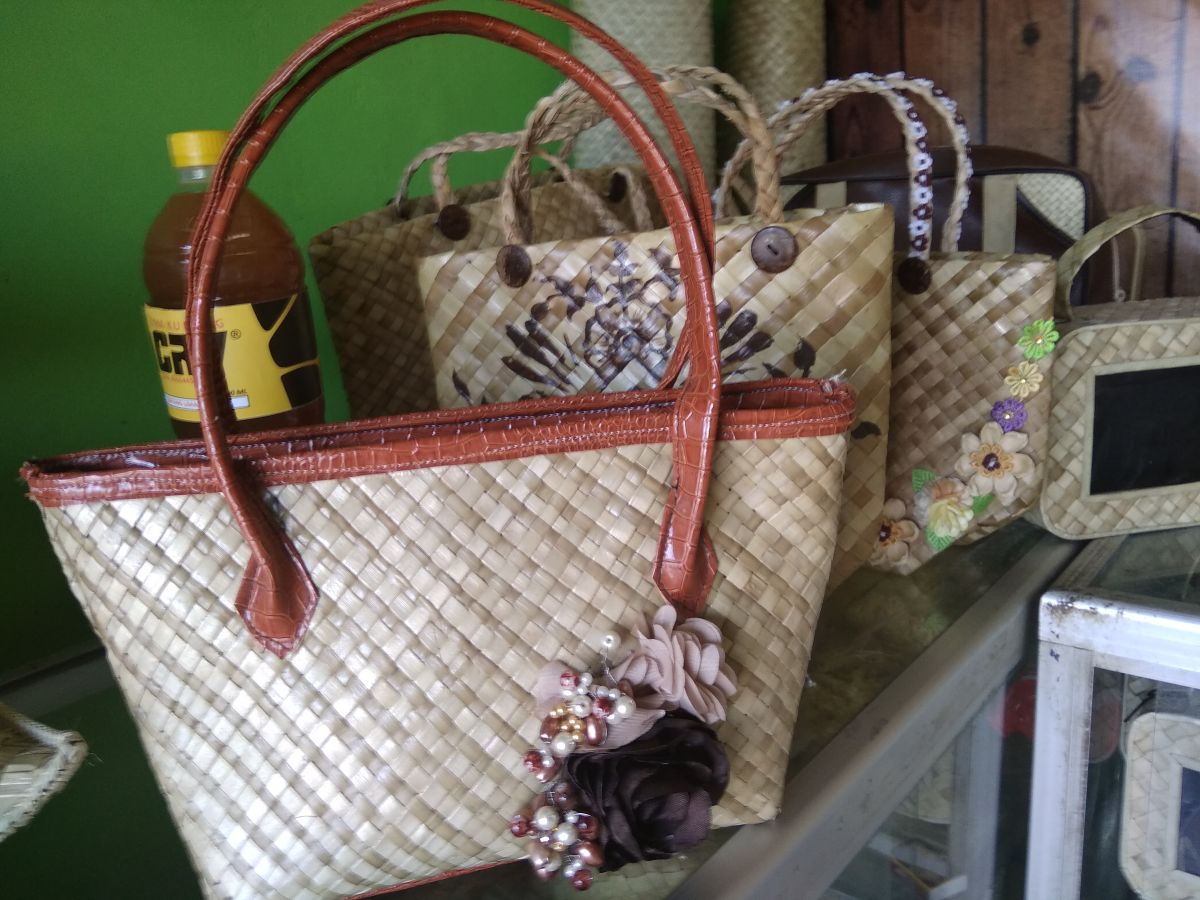 Tas, bantal dan hiasan ruang tamu, yang terbuat dari anyaman daun pandan berduri. (Foto: Elok Aprianto/jatimnow.com)