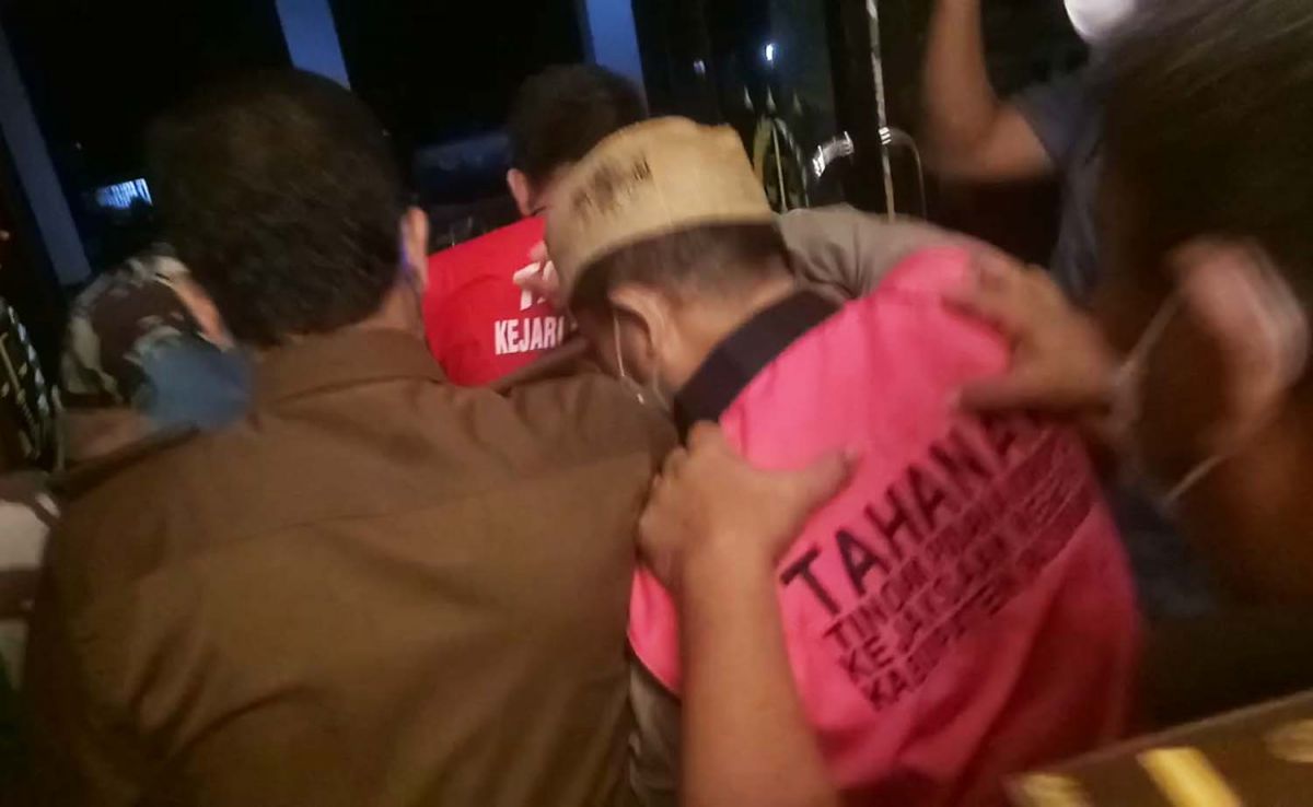Para tersangka korupsi BOP madin-ponpes di Kabupaten Pasuruan saat keluar dari Kantor Kejari Kabupaten Pasuruan untuk dibawa ke rutan (Foto: Moch Rois/jatimnow.com)