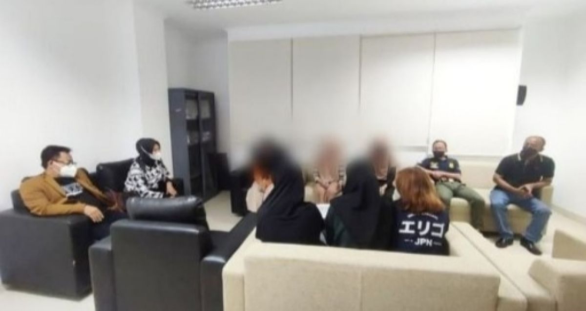 Pasangan yang digerebek dalam operasi Satpol PP Kota Malang. (Foto: Satpol PP Kota Malang/jatimnow.com)