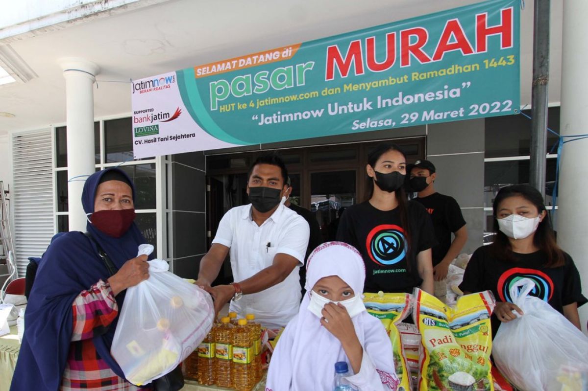 Direktur Utama PT Media Jatim Bersama Mulyadi (baju putih) menyerahkan paket sembako kepada warga.(Foto: Sahlul Fahmi/jatimnow.com)
