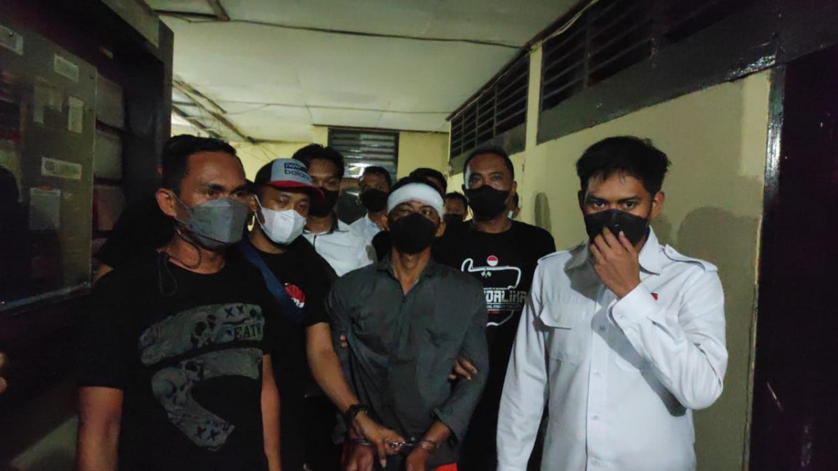Riyanto, pelaku pembacokan di Kediri saat akan ditahan di Mapolsek Wates. (Foto: Polres Kediri/jatimnow.com)