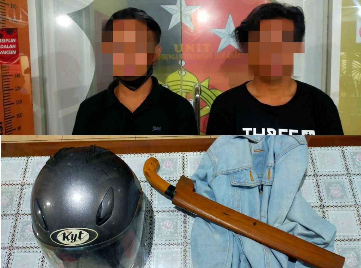 Kedua pelaku pembacokan pemuda Sarirejo Lamongan saat diamankan Polisi. (Foto: Humas Polres Lamongan for jatimnow.com)