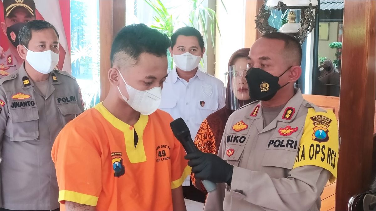 Pelaku penganiayaan seorang pelajar di Lamongan saat dimintai keterangan Kapolres Lamongan AKBP Miko Indrayana.(Foto: Adyad Ammy I./jatimnow.com)
