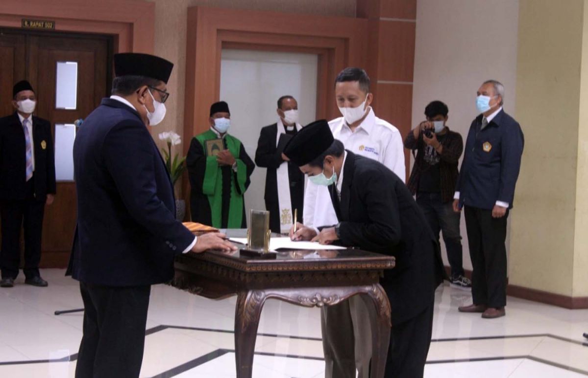 Rektor UTM Muh Syarif saat melantik Kajur, Sekjur, Kaprodi dan Ka Lab (Foto-foto: Dok. Humas UTM for jatimnow.com)