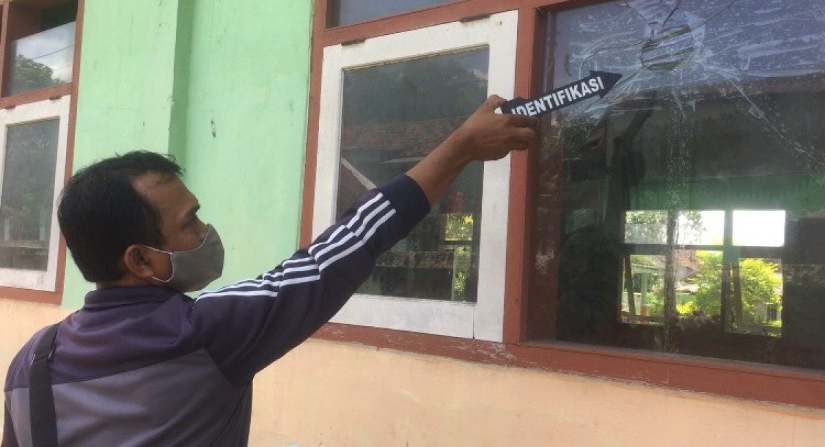 Polisi dari Polsek Cluring melakukan olah TKP di ruang SDN 3 Sarimulyo, Dusun Sempu, Desa Sarimulyo Kecamatan Cluring, Kabupaten Banyuwangi.(Foto: Polsek Cluring)